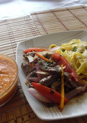 Una foto de Fetuccinis en salsa huancaina con lomo de res | Estilo James Salaz