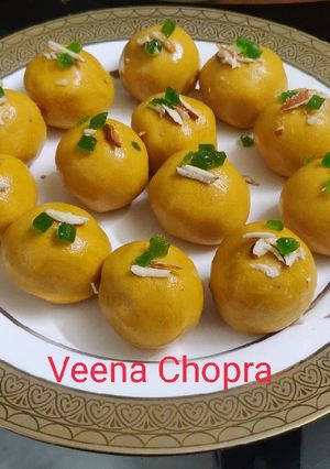 बेसन के लडडू(besan ke laddu recipe in hindi) रेसिपी मुख्य फोटो
