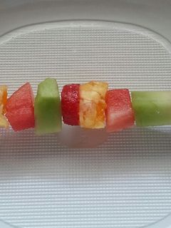 Una foto de Brocheta fría de fruta de verano