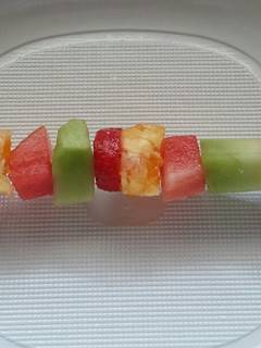 Una foto de Brocheta fría de fruta de verano