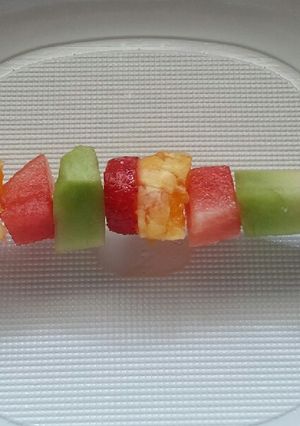 Una foto de Brocheta fría de fruta de verano