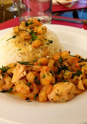 Una foto de Camarones y salmón al ajillo 🍤