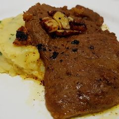 A picture of Beefsteak with mashed potatoes شرحات عجل مع البطاطة المهروسة.
