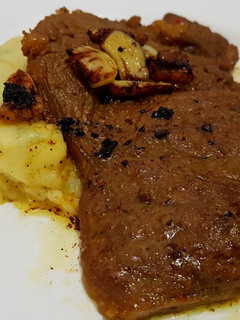 A picture of Beefsteak with mashed potatoes شرحات عجل مع البطاطة المهروسة.