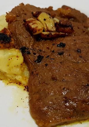 A picture of Beefsteak with mashed potatoes شرحات عجل مع البطاطة المهروسة.