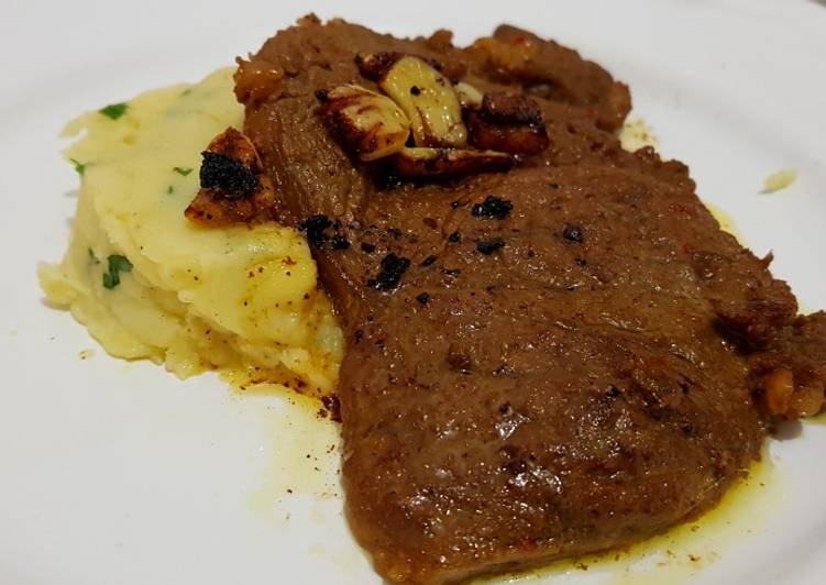 Beef steak with mashed potatoes شرحات عجل مع البطاطة المهروسة