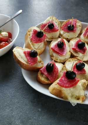 Zdjęcie przepisu Mini kanapeczki z salami i oliwkami.