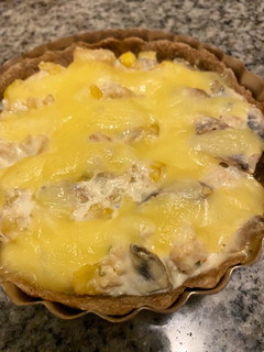 Una foto de Quiche integral pollo-champiñón- choclo-crema-queso