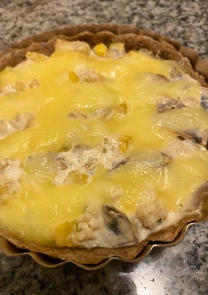 Una foto de Quiche integral pollo-champiñón- choclo-crema-queso