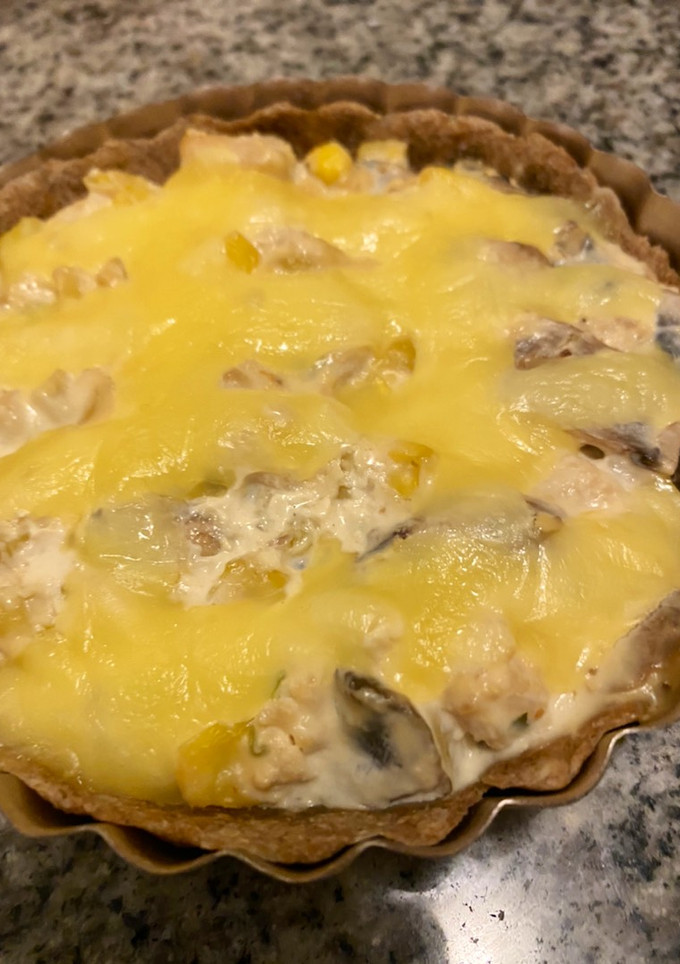 Una foto de Quiche integral pollo-champiñón- choclo-crema-queso
