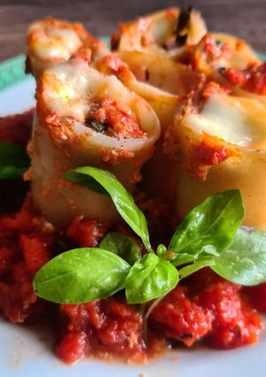 Une photo de Paccheri à la sauce tomate et mozzarella
