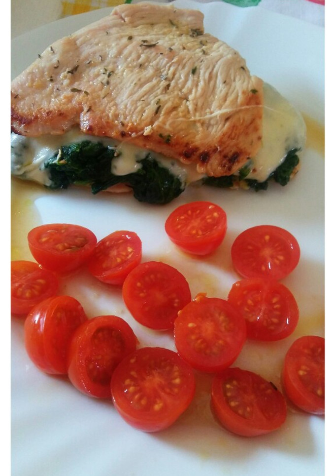 Una foto de Filetes de pechuga de pavo rellena de espinacas y queso