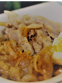 日式洋蔥豬肉丼飯 的食譜成品照片
