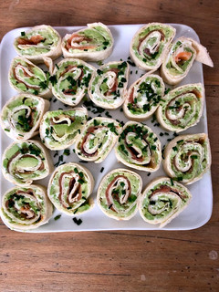Une photo de Wrap apéro saumon avocat