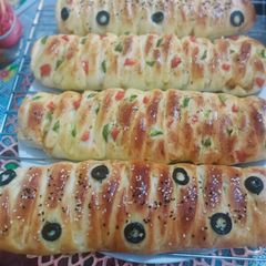 A picture of Olives n veggies chicken bread.