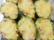 Una foto de chayote relleno