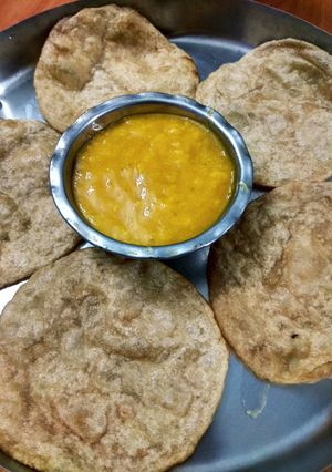 A picture of Aamras and puri.