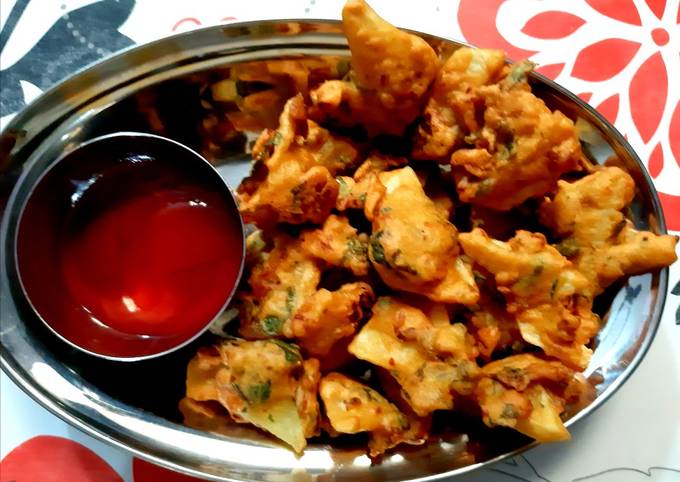 बेसन आलू भजिया (Besan aloo bhajiya recipe in hindi) रेसिपी बनाने की विधि in  Hindi by Anupama Maheshwari - Cookpad