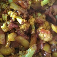 A picture of Aaloo kopi bhaja (potato cauliflower florets fry).