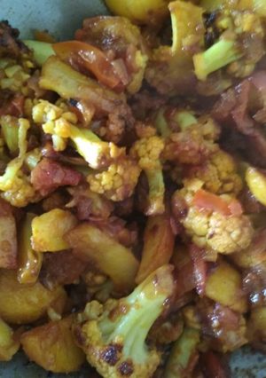 A picture of Aaloo kopi bhaja (potato cauliflower florets fry).