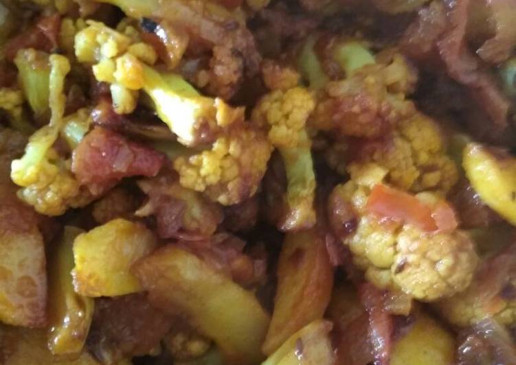 Aaloo kopi bhaja (potato cauliflower florets fry)