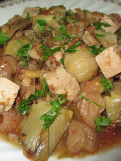 Una foto de Guiso otoñal con tofu ahumado, alcachofas y castañas - veggie