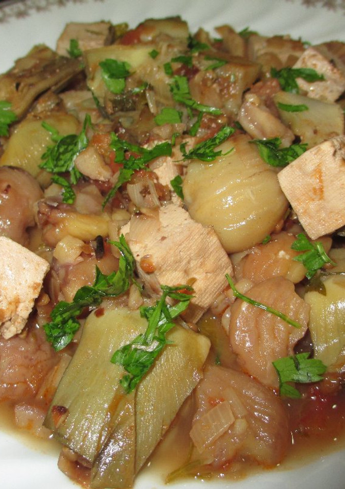 Una foto de Guiso otoñal con tofu ahumado, alcachofas y castañas - veggie