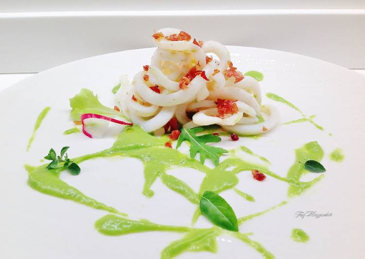 Calamari con crema di piselli e briciole di S.Daniele croccanti