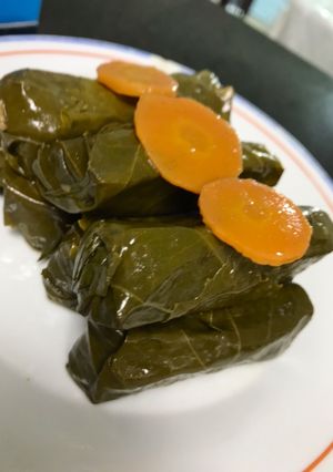 صورة لوصفة يالنجي او ورق عنب بالخضار على أصوله