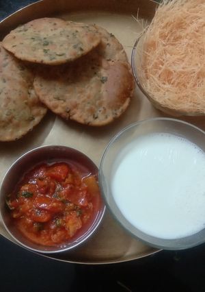 A picture of Juwar Atta masala puri.