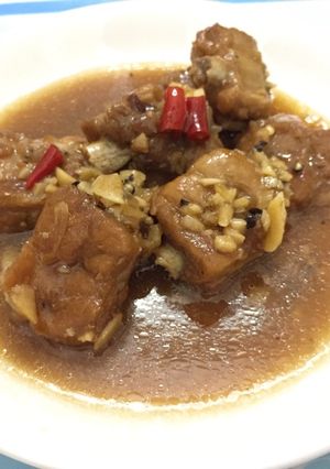 Hình của món Sườn kho tỏi.