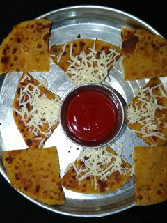 ચીઝ આલુ પરાઠા(Cheese Aloo Paratha Recipe In Gujarati) રેસીપી મુખ્ય ફોટો