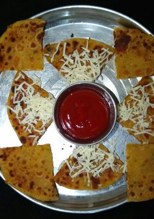 ચીઝ આલુ પરાઠા(Cheese Aloo Paratha Recipe In Gujarati) રેસીપી મુખ્ય ફોટો