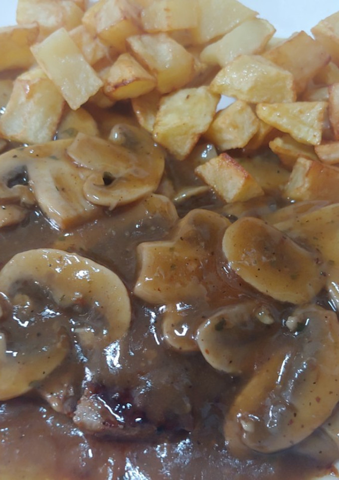 Una foto de Entrecot con salsa confitada sobrasada y champiñones