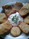 Corvina empanizada con arepitas fritas y mayonesa de ajo