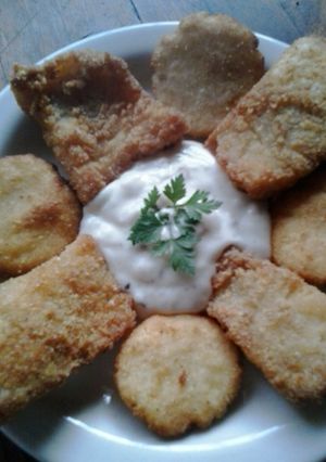 Una foto de Corvina empanizada con arepitas fritas y mayonesa de ajo
