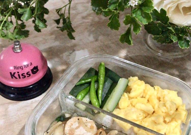 Langkah Mudah Menyiapkan Lunch box menu I: Nasi, Sapo Tahu, Scramble Egg, &amp; Acar Super Enak