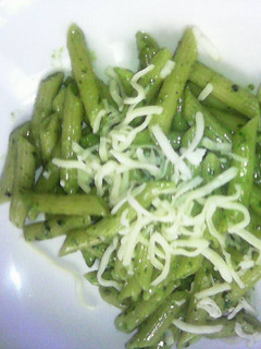 Una foto de Pasta sencilla con albahaca