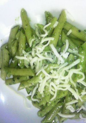 Una foto de Pasta sencilla con albahaca