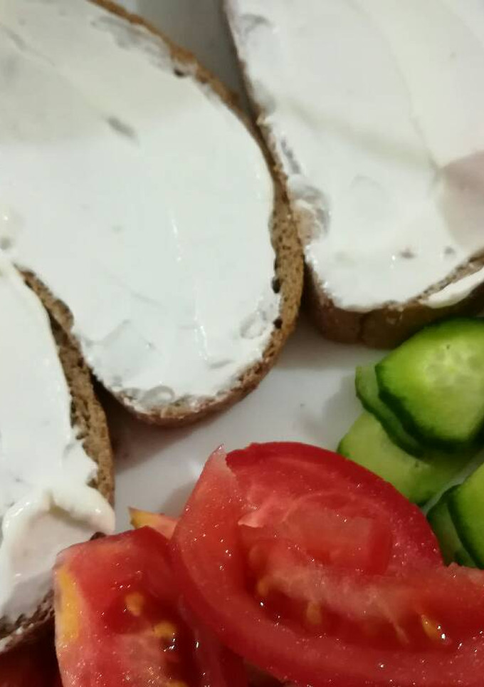 A picture of Toast with Labneh.