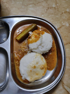 A picture of Idli sambar.