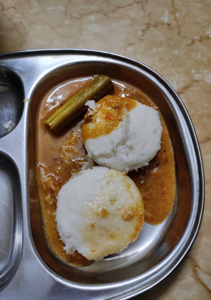 A picture of Idli sambar.