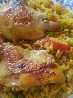 Una foto de Arroz con pollo y guisantes
