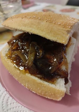 Foto di Burger con cipolle agrodolce e bacon