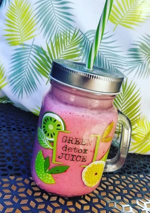 Une photo de Milkshake banane pêche framboise coco 🥥