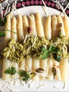 Una foto de Espárragos con salsa Pesto