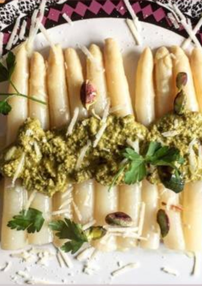 Una foto de Espárragos con salsa Pesto