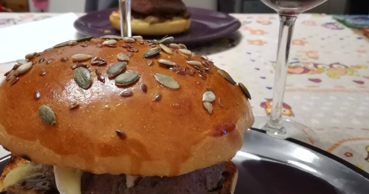 Ricetta Hamburger al tartufo, funghi porcini, brie e salsa all'aglio di