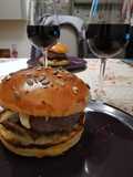 Hamburger al tartufo, funghi porcini, brie e salsa all'aglio