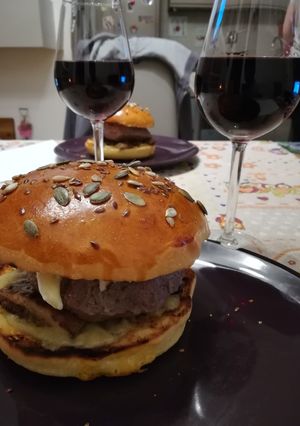 Foto di Hamburger al tartufo, funghi porcini, brie e salsa all'aglio